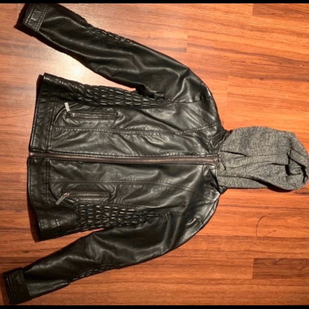 Women’s black leather jacket *No checks*